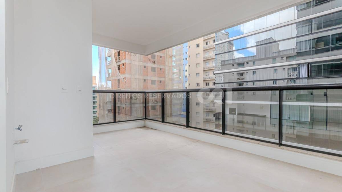 Apartamento com 3 suítes no Fiori Del Mare na Meia Praia em Itapema