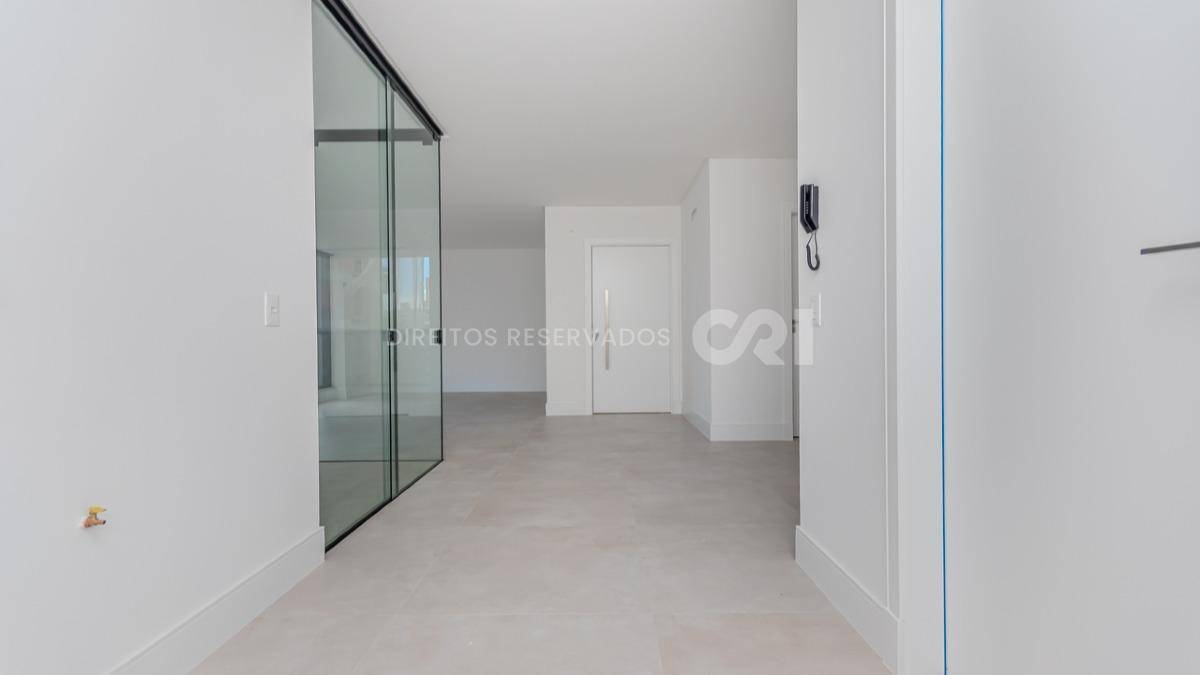 Apartamento com 3 suítes no Fiori Del Mare na Meia Praia em Itapema