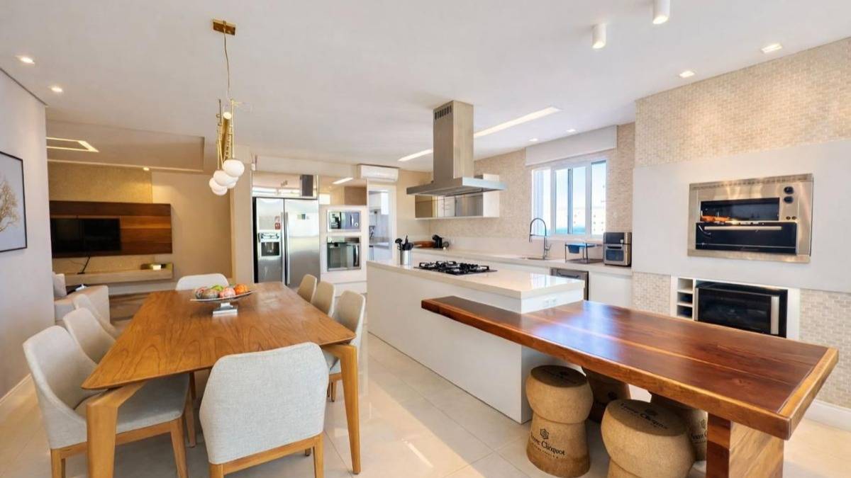 Apartamento com 4 suítes no Edifício Lumiere no Centro de Balneário Camboriú