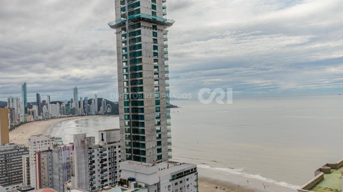 Apartamento com 4 suítes no La Belle Tour no Centro de Balneário Camboriú