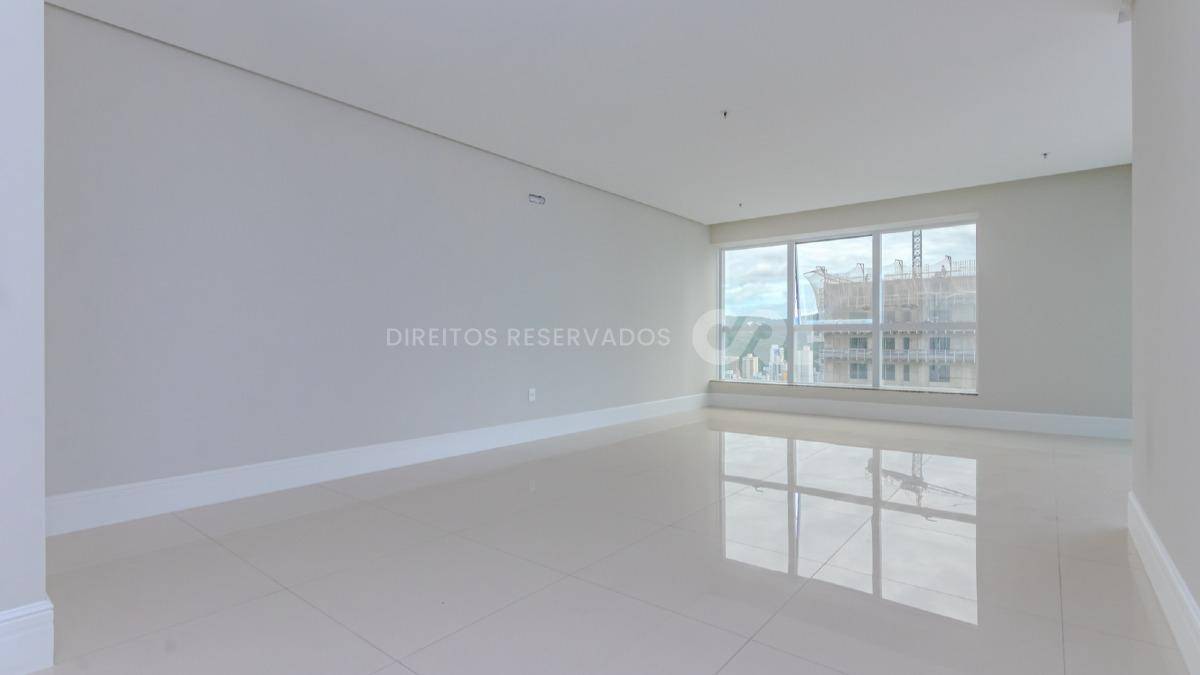Apartamento com 4 suítes no La Belle Tour no Centro de Balneário Camboriú