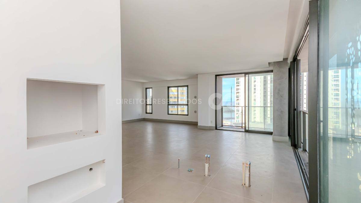 Apartamento com 4 suítes no Empire Residence no Pioneiros em Balneário Camboriú