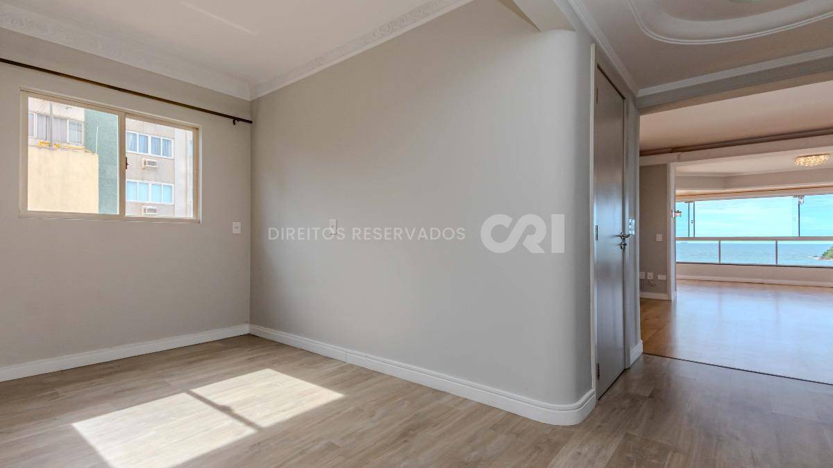 Apartamento com 3 suítes no Edifício Comendador Pietro Zanella Centro Balneário Camboriú