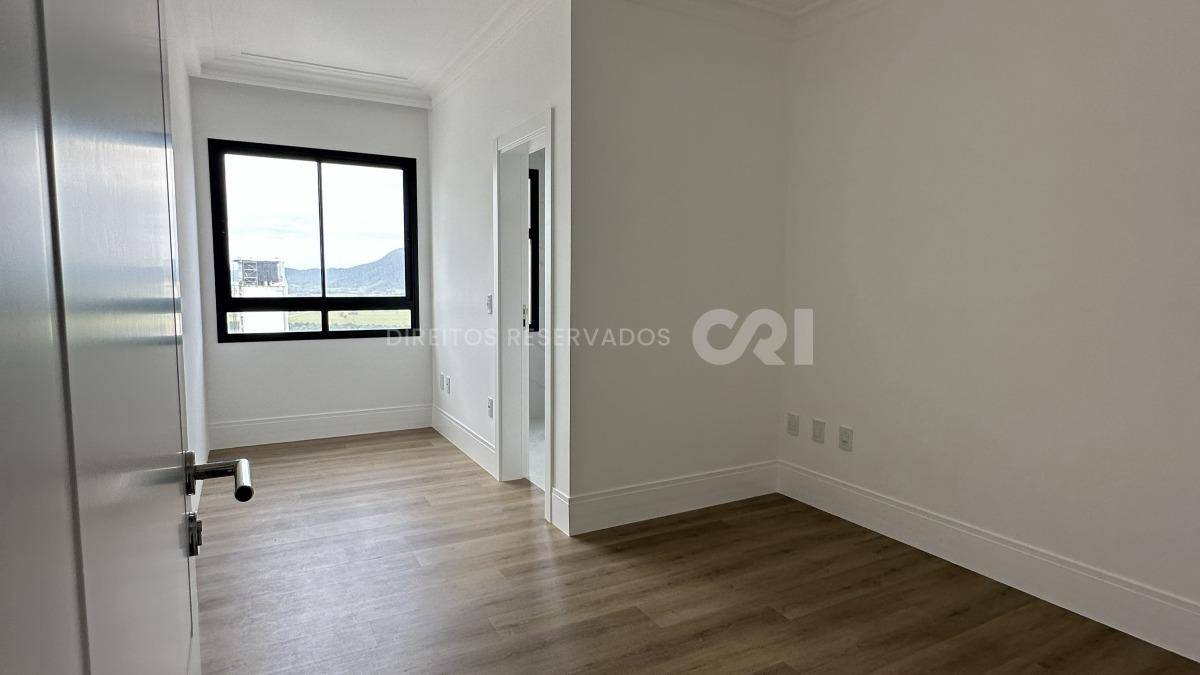 Apartamento Penthouse com 4 suítes no Noah Residence na Meia Praia em Itapema