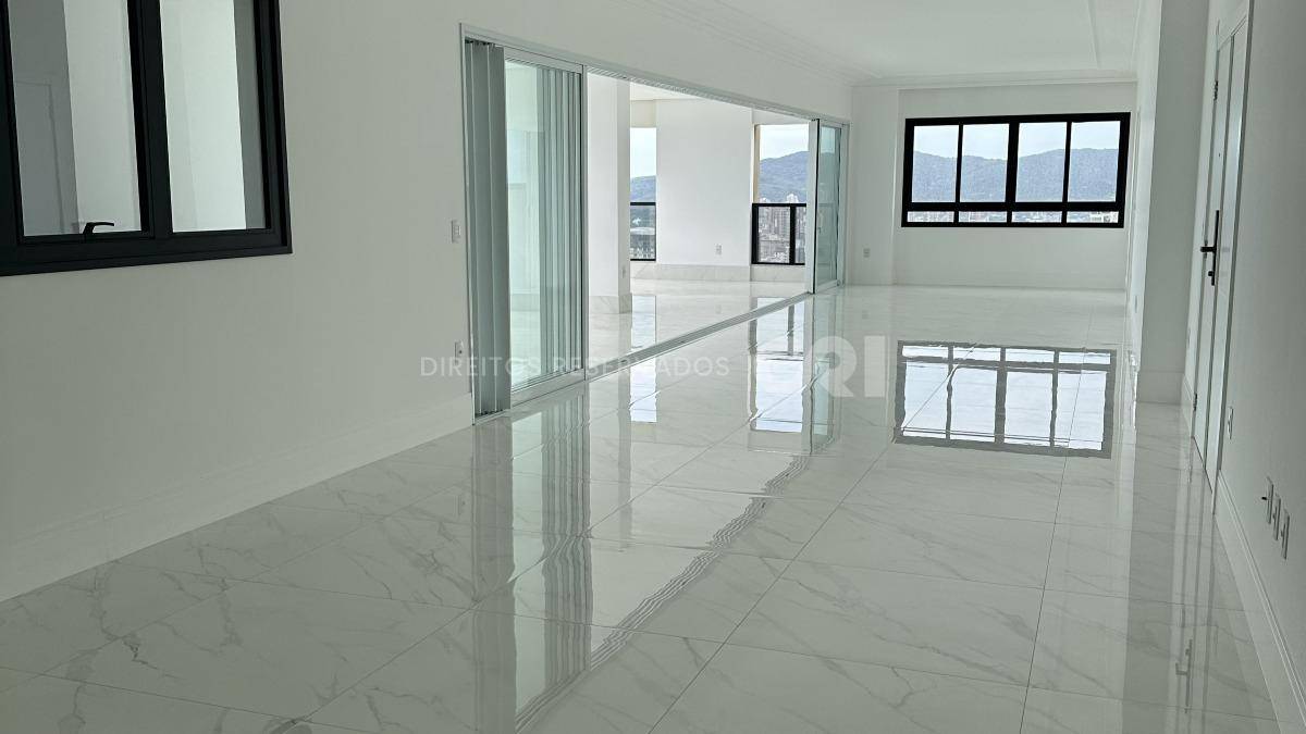 Apartamento Penthouse com 4 suítes no Noah Residence na Meia Praia em Itapema