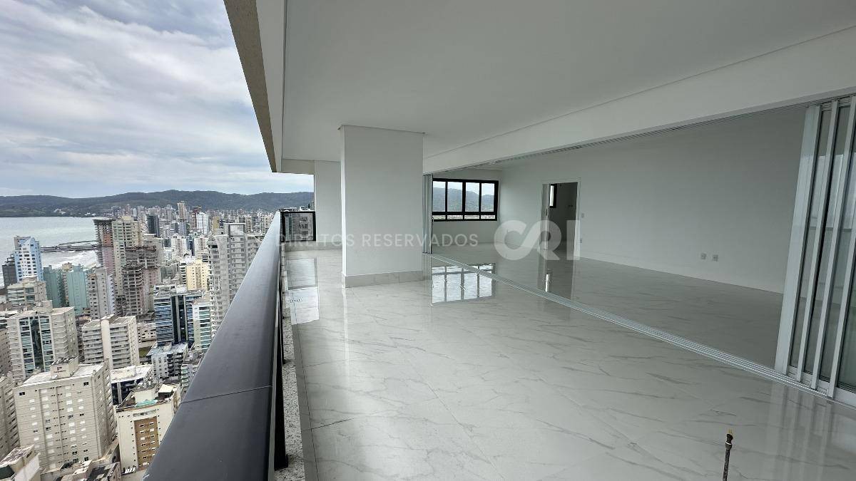 Apartamento Penthouse com 4 suítes no Noah Residence na Meia Praia em Itapema