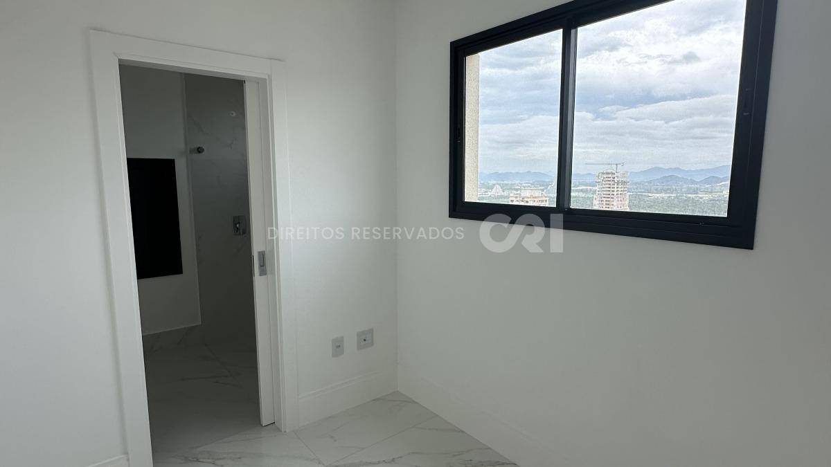 Apartamento Penthouse com 4 suítes no Noah Residence na Meia Praia em Itapema