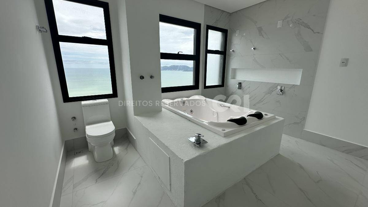 Apartamento Penthouse com 4 suítes no Noah Residence na Meia Praia em Itapema