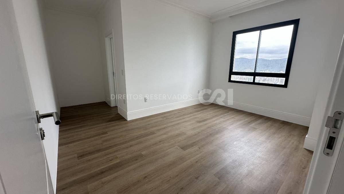 Apartamento Penthouse com 4 suítes no Noah Residence na Meia Praia em Itapema