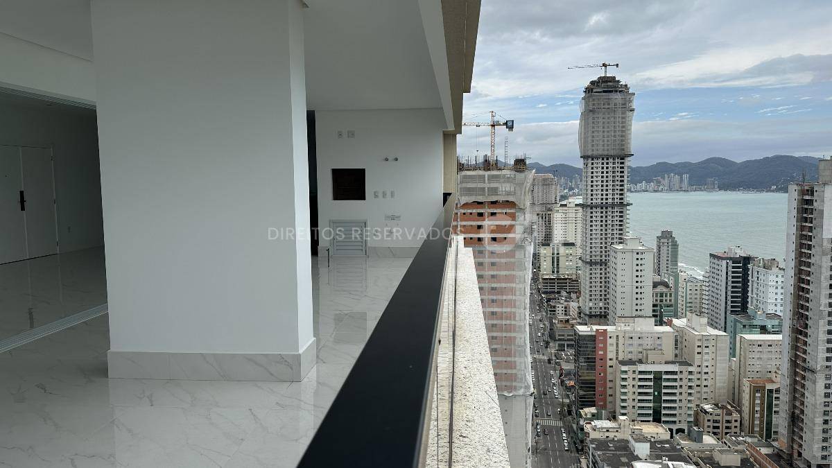 Apartamento Penthouse com 4 suítes no Noah Residence na Meia Praia em Itapema