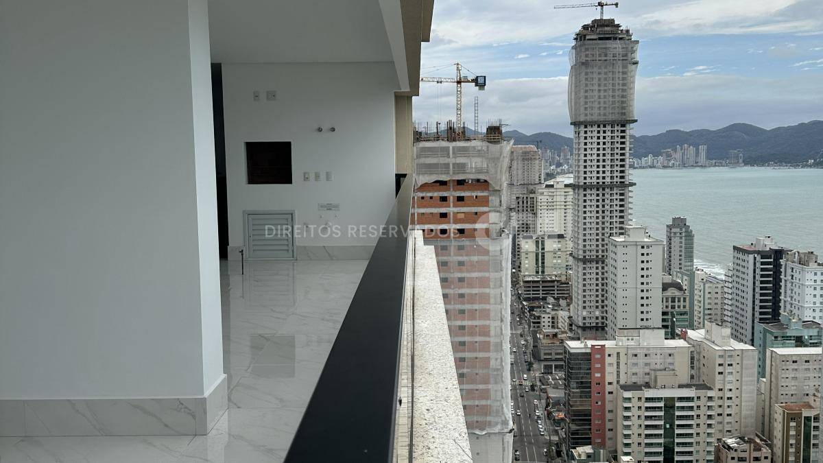 Apartamento Penthouse com 4 suítes no Noah Residence na Meia Praia em Itapema