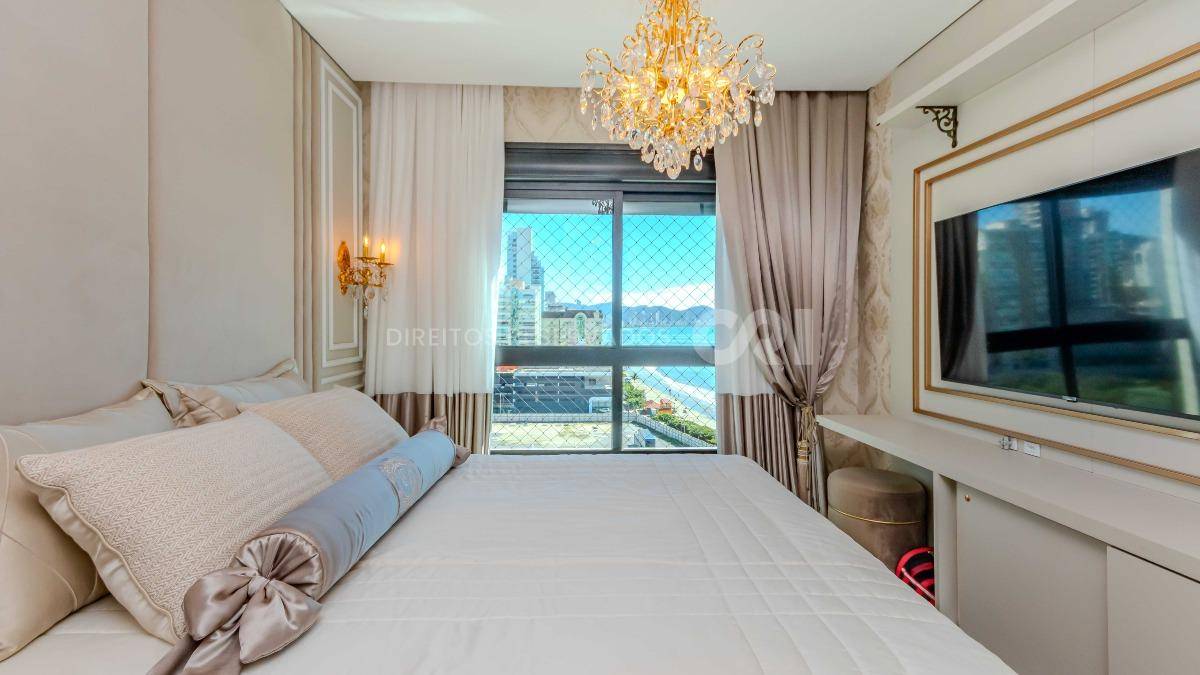 Apartamento com 4 Suítes no Edifício Cartier Frente Mar na Meia Praia em Itapema