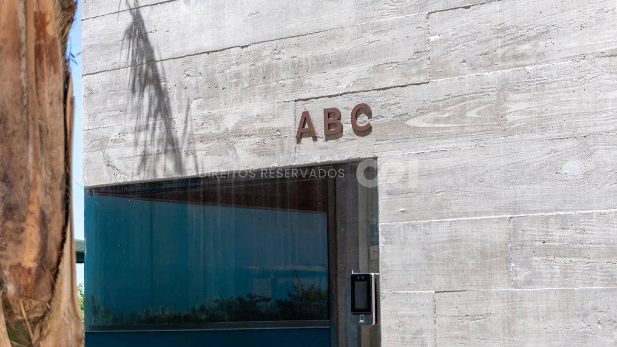 Apartamento no Edifício Bravo com 04 suítes na Praia Brava em Itajaí