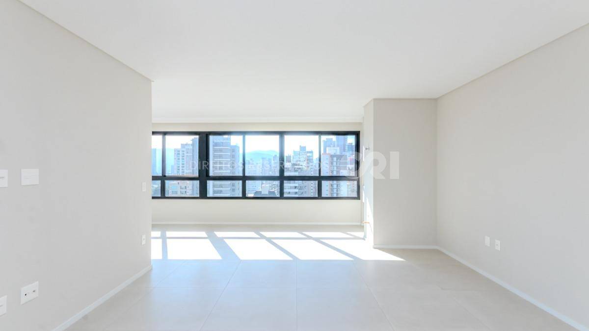 Apartamento com 3 suítes no edifício La Joie na Meia Praia em Itapema