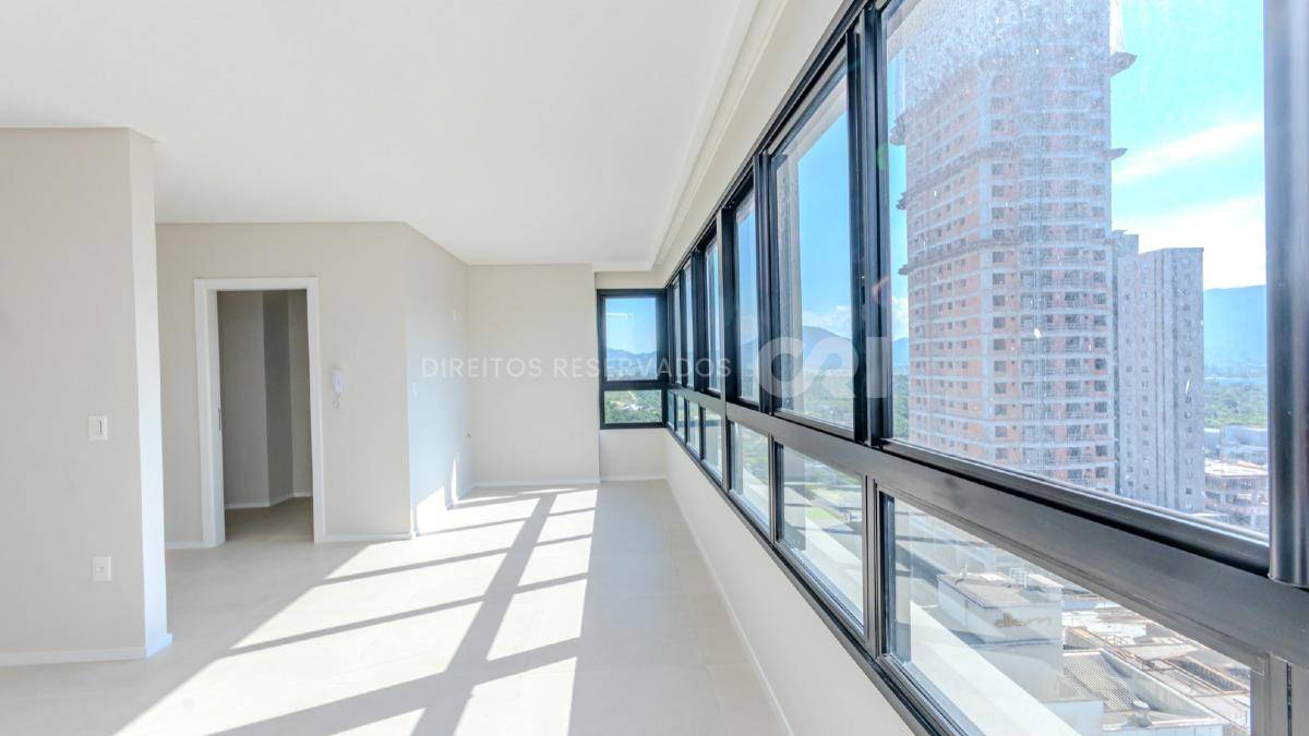 Apartamento com 3 suítes no edifício La Joie na Meia Praia em Itapema