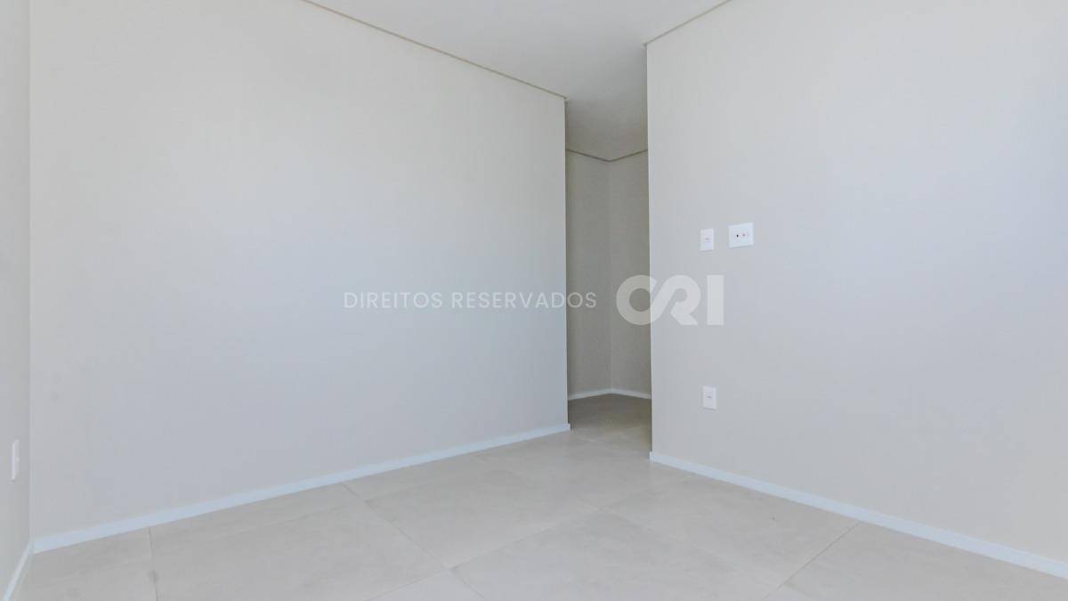 Apartamento com 3 suítes no edifício La Joie na Meia Praia em Itapema