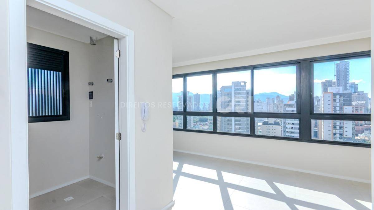 Apartamento com 3 suítes no edifício La Joie na Meia Praia em Itapema