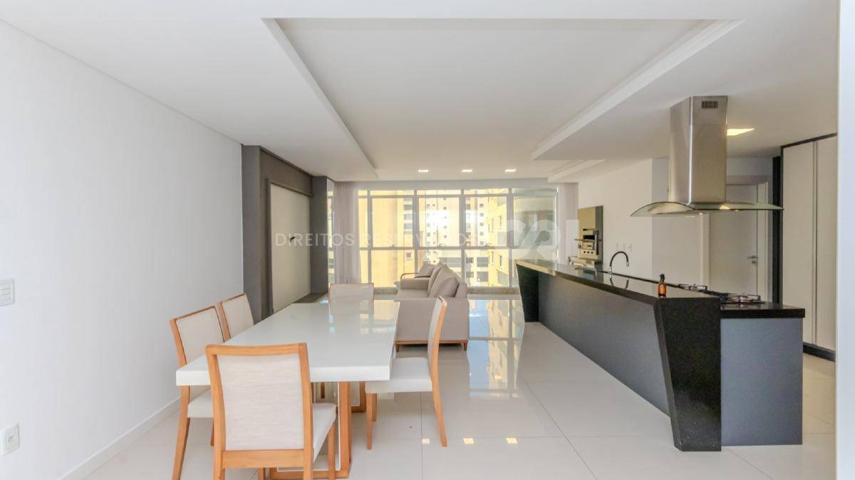 Apartamento com 4 suítes no Dubai Tower na Meia Praia em Itapema