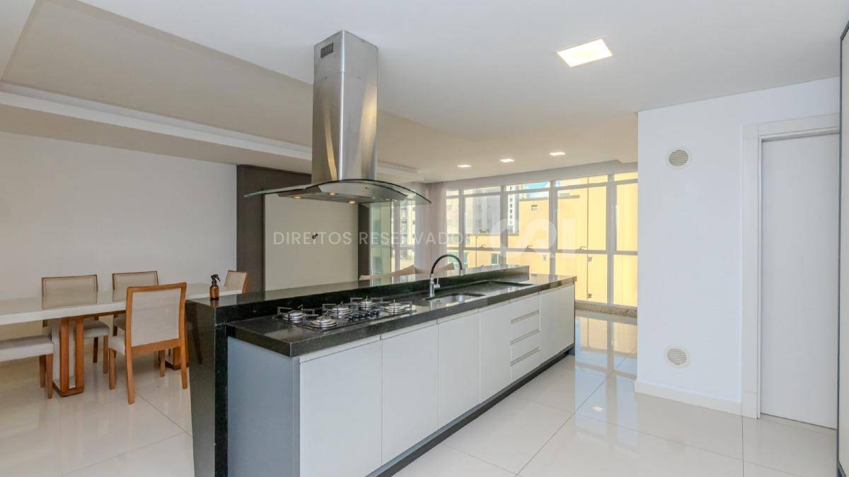 Apartamento com 4 suítes no Dubai Tower na Meia Praia em Itapema