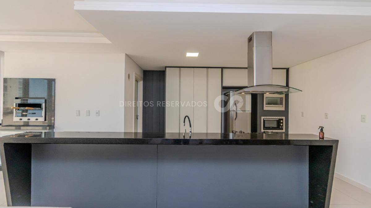 Apartamento com 4 suítes no Dubai Tower na Meia Praia em Itapema