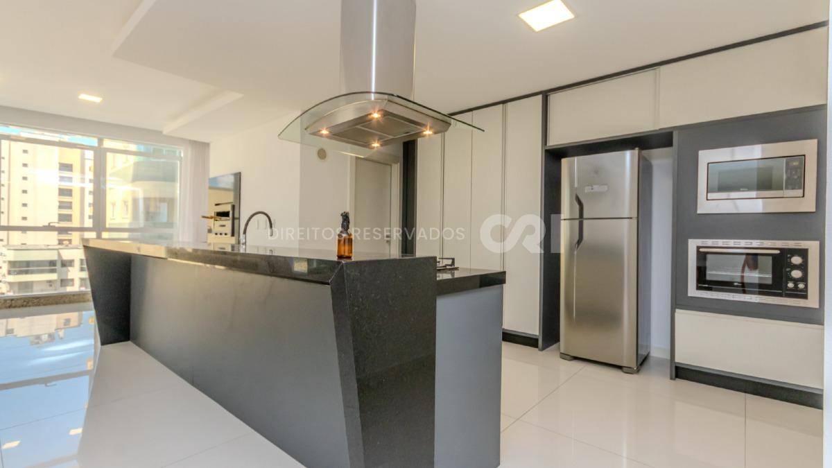 Apartamento com 4 suítes no Dubai Tower na Meia Praia em Itapema