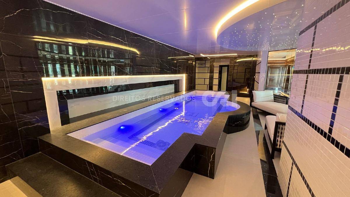 Apartamento com 4 suítes no Cartier Residence na Meia Praia em Itapema