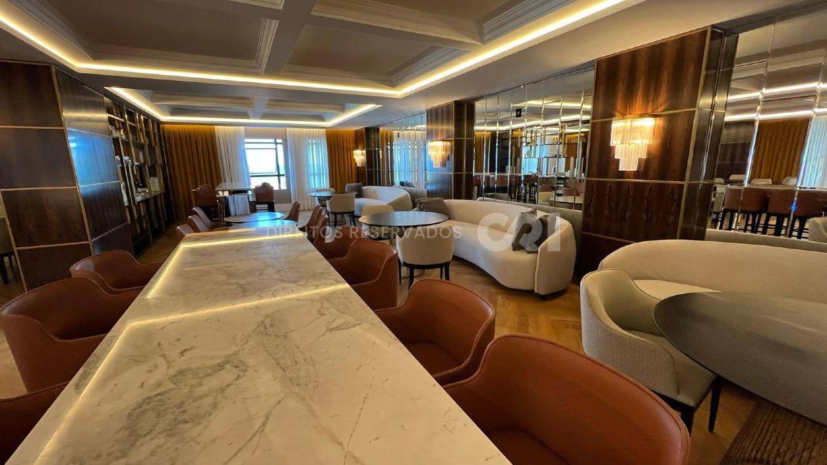Apartamento com 4 suítes no Cartier Residence na Meia Praia em Itapema