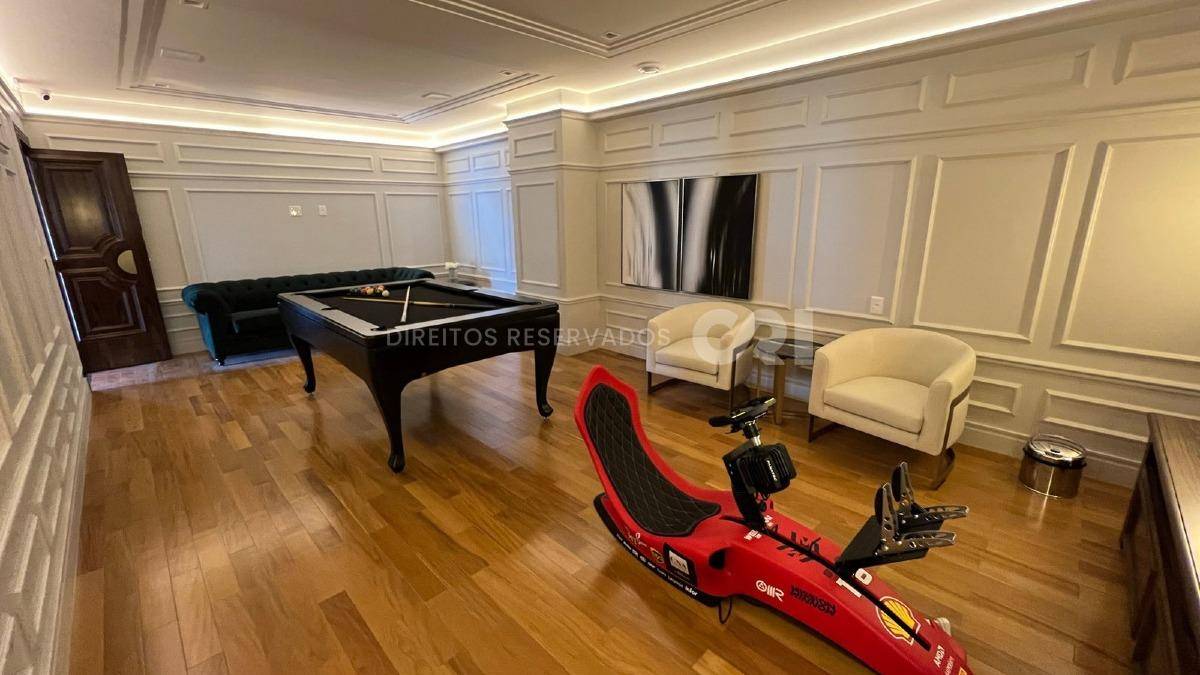 Apartamento com 4 suítes no Cartier Residence na Meia Praia em Itapema