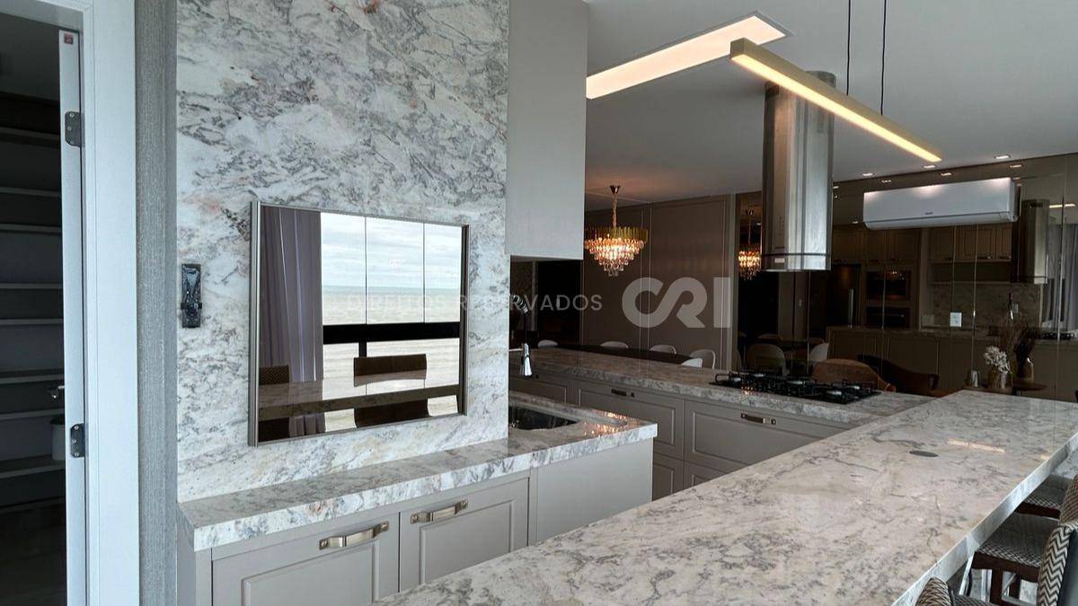 Apartamento com 4 suítes no Cartier Residence na Meia Praia em Itapema