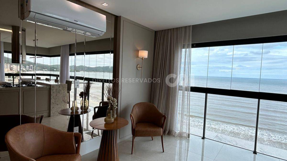 Apartamento com 4 suítes no Cartier Residence na Meia Praia em Itapema
