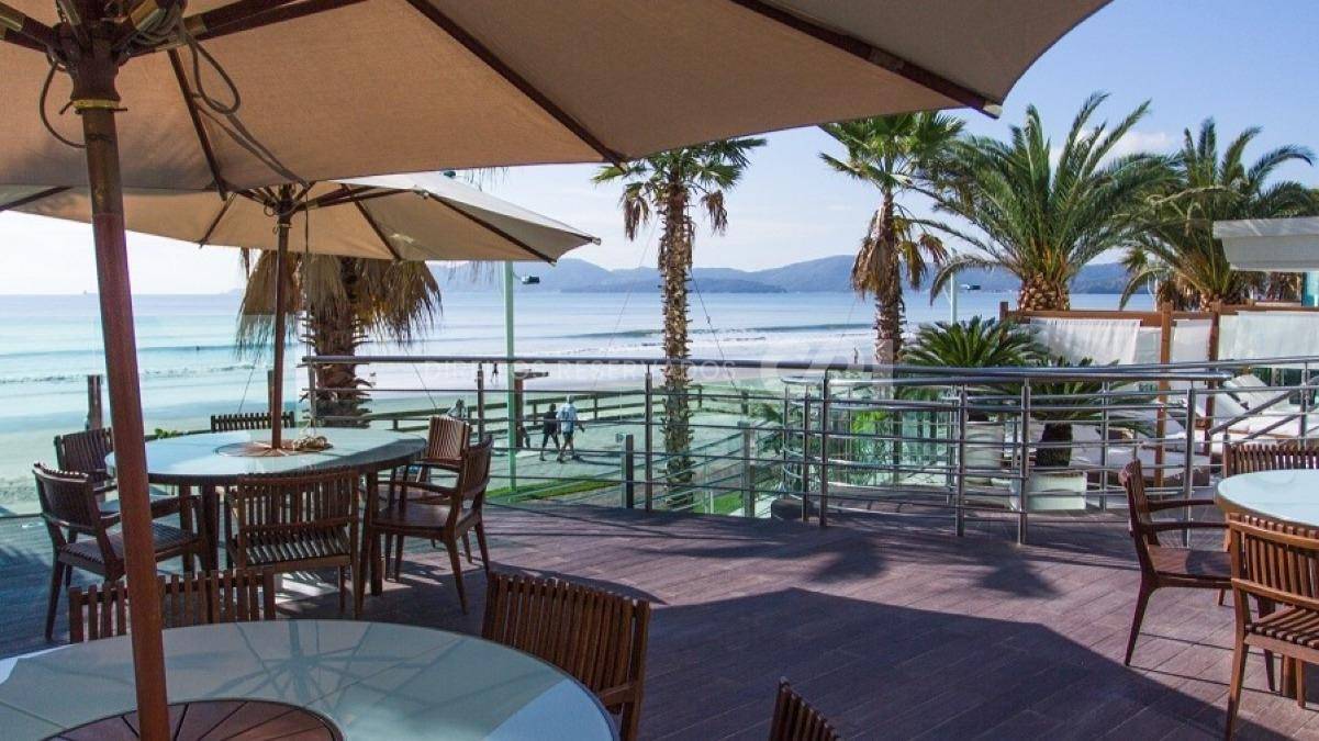 Apartamento frente mar com 4 suítes no Atlantic Paradise Towers na Meia Praia em Itapema