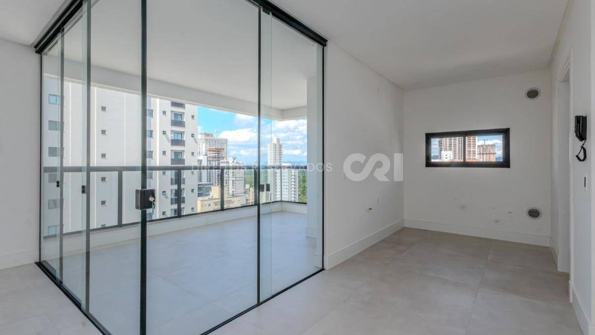 Apartamento com 3 suítes no edifício Fiori Del Mare na Meia Praia, Itapema