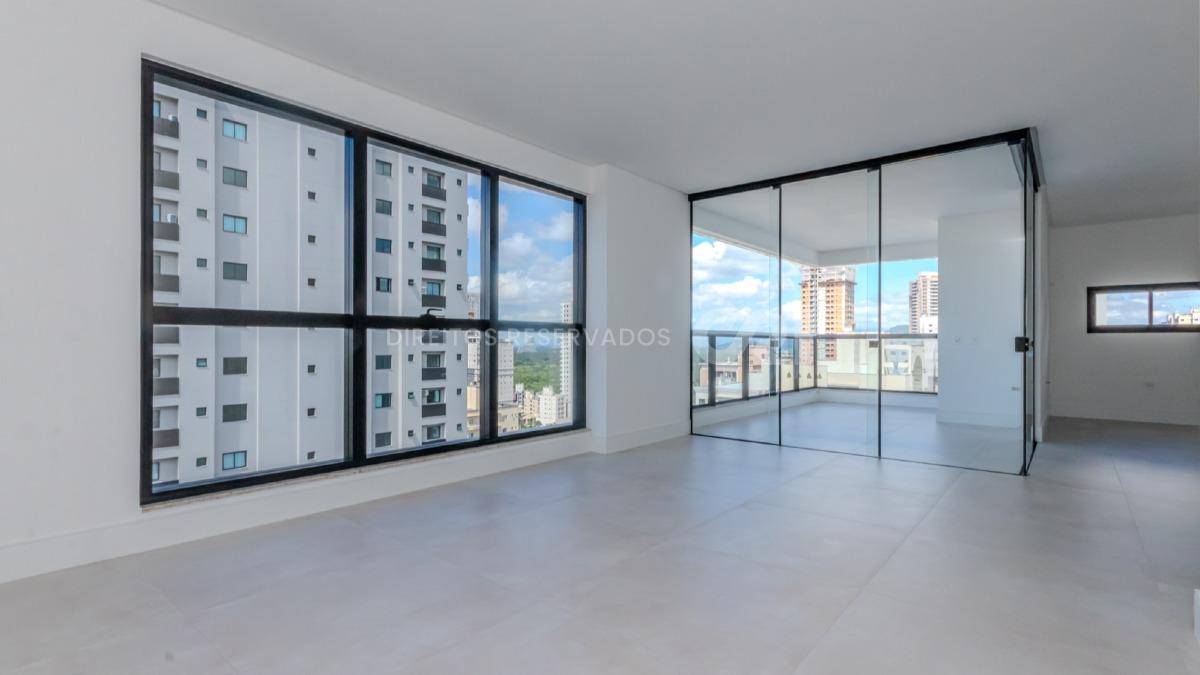 Apartamento com 3 suítes no edifício Fiori Del Mare na Meia Praia, Itapema