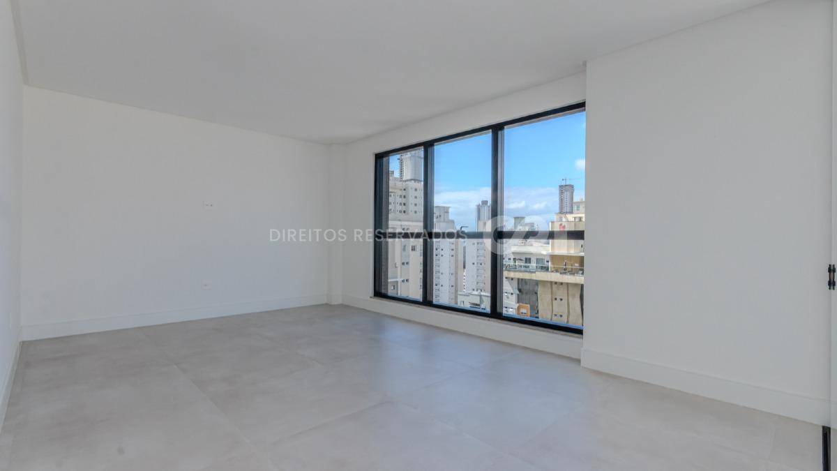 Apartamento com 3 suítes no edifício Fiori Del Mare na Meia Praia, Itapema