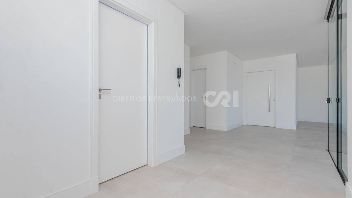 Apartamento com 3 suítes no edifício Fiori Del Mare na Meia Praia, Itapema