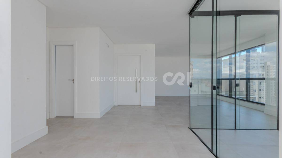 Apartamento com 3 suítes no edifício Fiori Del Mare na Meia Praia, Itapema