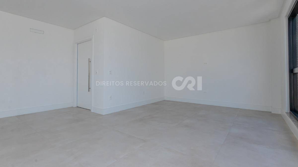 Apartamento com 3 suítes no edifício Fiori Del Mare na Meia Praia, Itapema