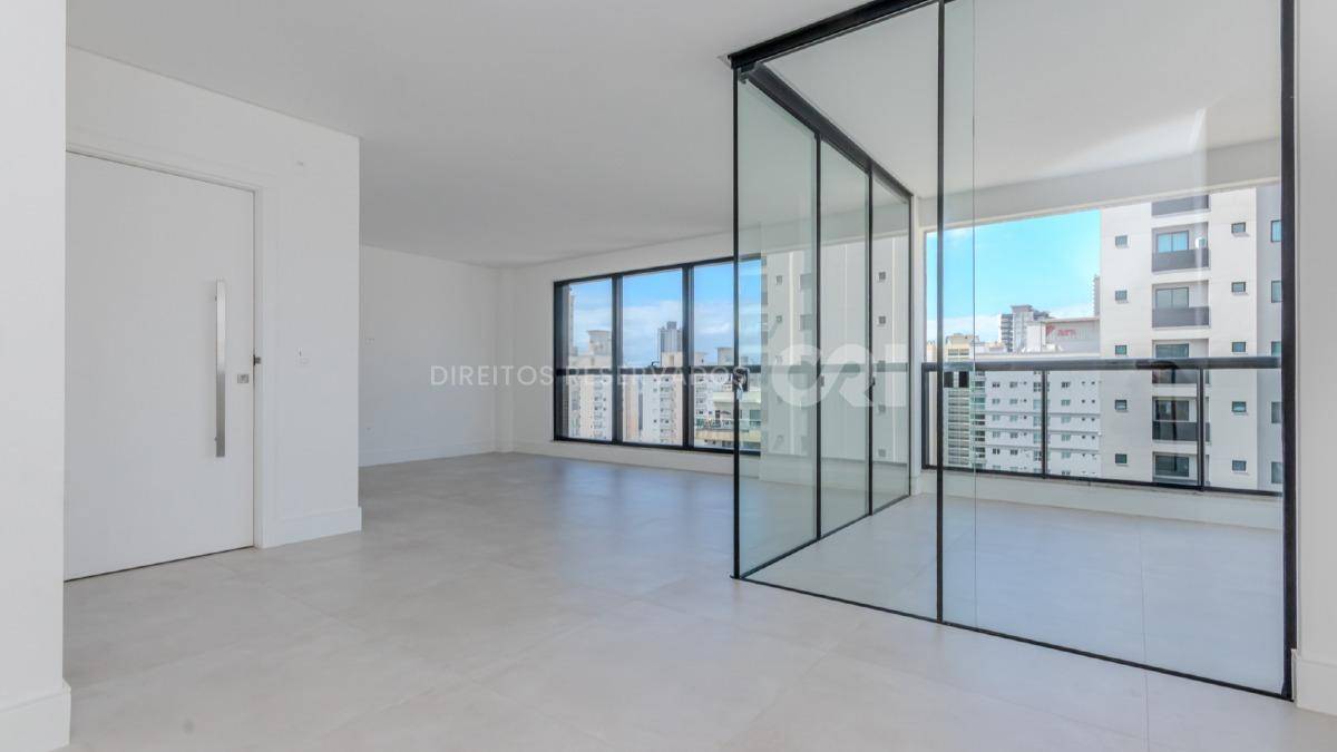 Apartamento com 3 suítes no edifício Fiori Del Mare na Meia Praia, Itapema