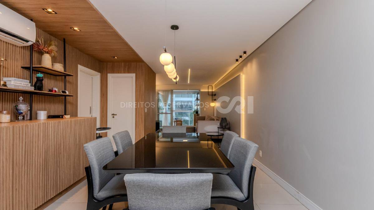 Apartamento mobiliado com 3 suítes no Edifício Amores da Brava na Praia Brava em Itajaí
