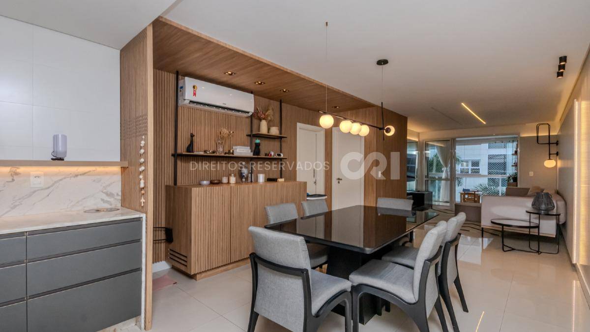 Apartamento mobiliado com 3 suítes no Edifício Amores da Brava na Praia Brava em Itajaí