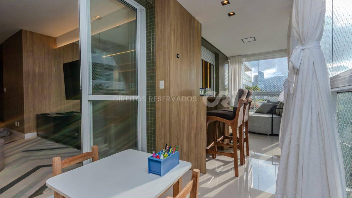 Apartamento mobiliado com 3 suítes no Edifício Amores da Brava na Praia Brava em Itajaí