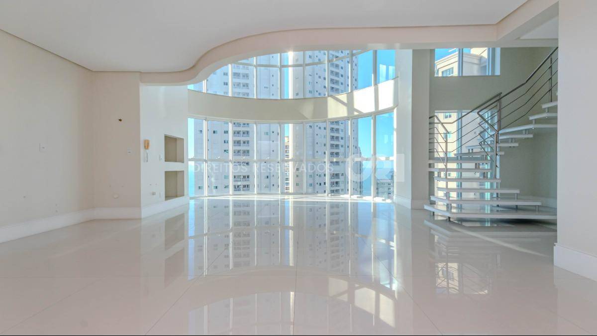 Apartamento duplex com 4 suítes no Edifício Le Majestic no Centro de Balneário Camboriú