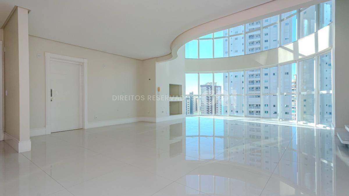 Apartamento duplex com 4 suítes no Edifício Le Majestic no Centro de Balneário Camboriú