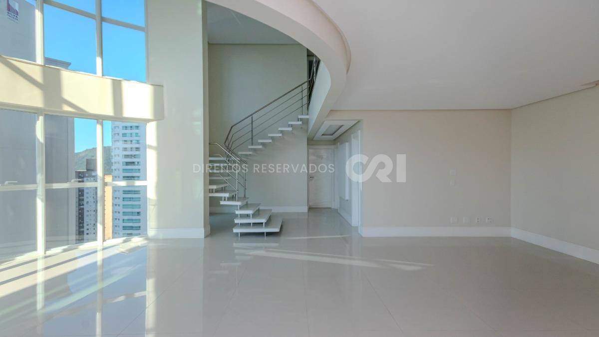 Apartamento duplex com 4 suítes no Edifício Le Majestic no Centro de Balneário Camboriú
