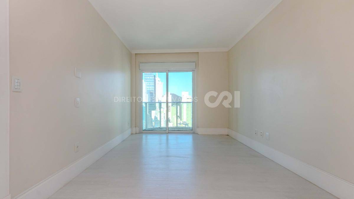 Apartamento duplex com 4 suítes no Edifício Le Majestic no Centro de Balneário Camboriú