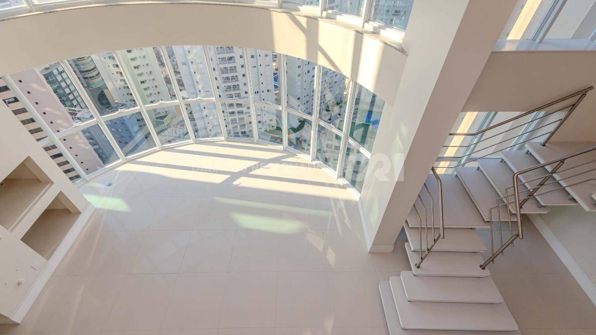 Apartamento duplex com 4 suítes no Edifício Le Majestic no Centro de Balneário Camboriú