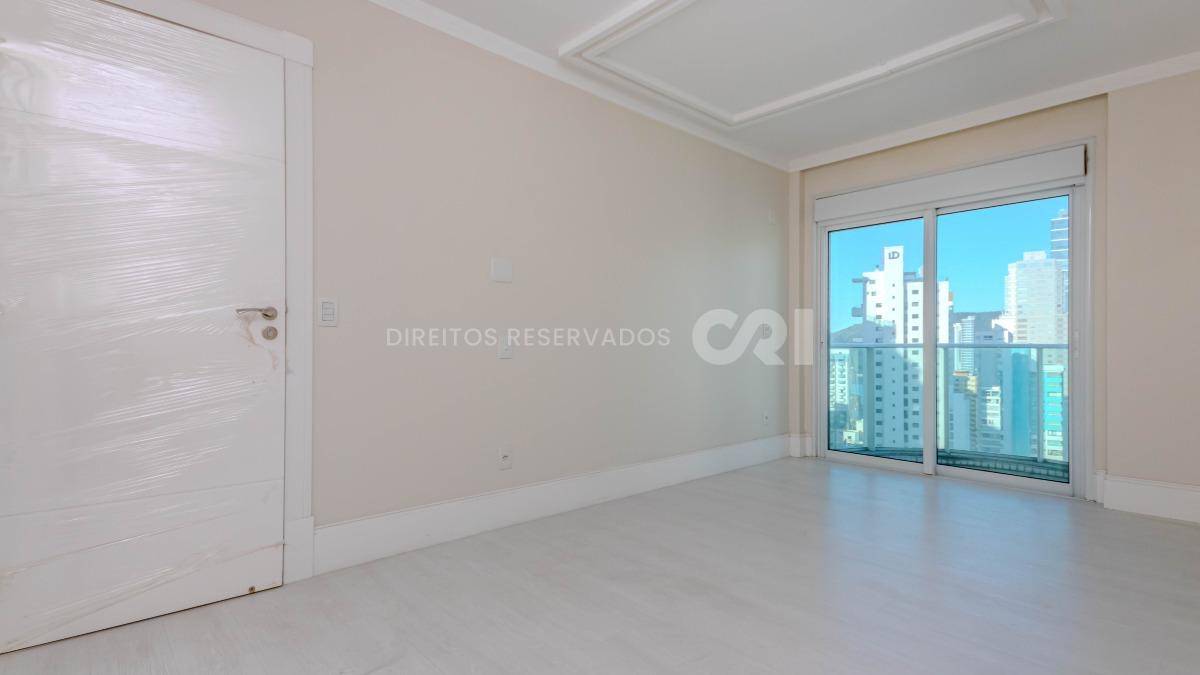 Apartamento duplex com 4 suítes no Edifício Le Majestic no Centro de Balneário Camboriú
