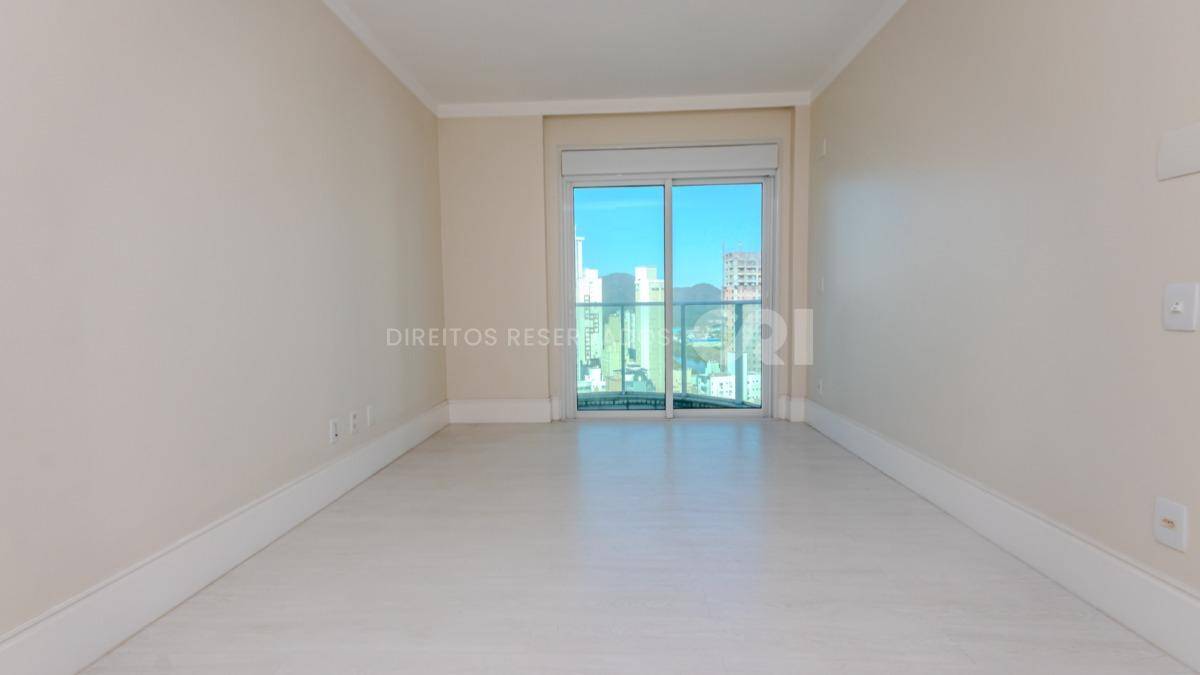 Apartamento duplex com 4 suítes no Residencial Le Majestic no Centro de Balneário Camboriú