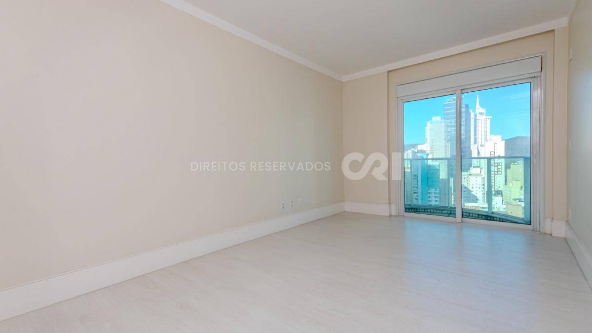 Apartamento duplex com 4 suítes no Residencial Le Majestic no Centro de Balneário Camboriú