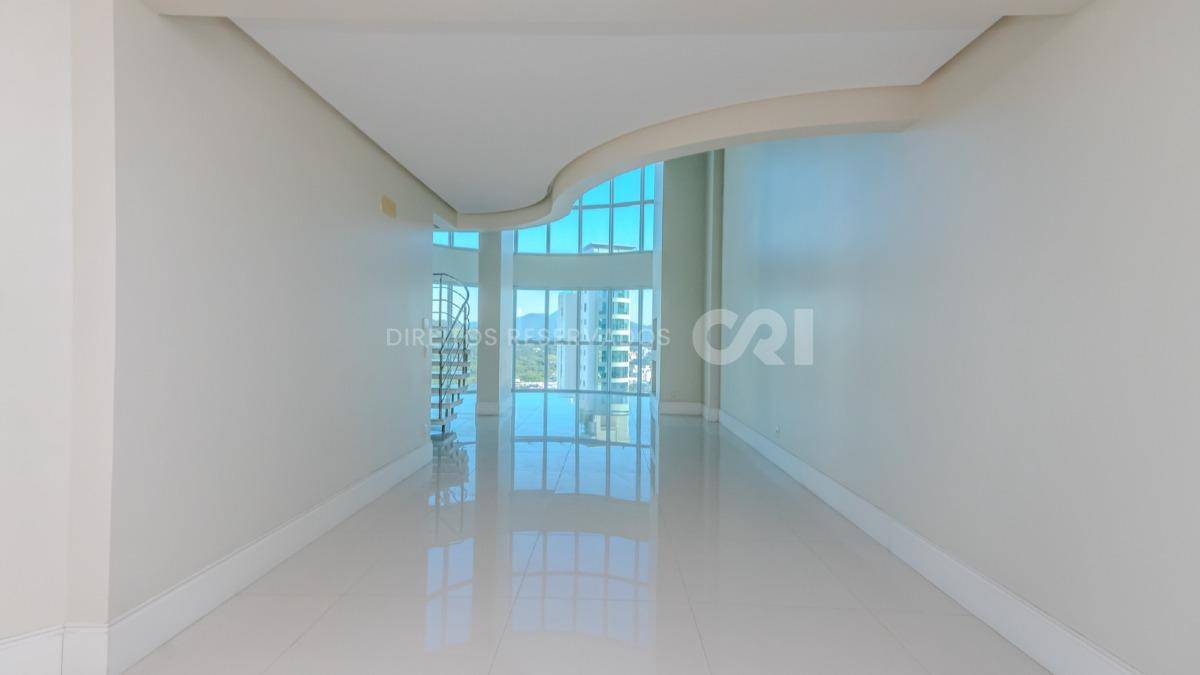 Apartamento duplex com 4 suítes no Residencial Le Majestic no Centro de Balneário Camboriú